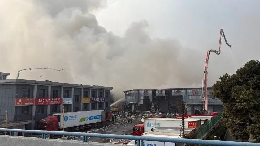 凌晨大火吞噬上海两万平冷库，行业安全警钟再响(图1)