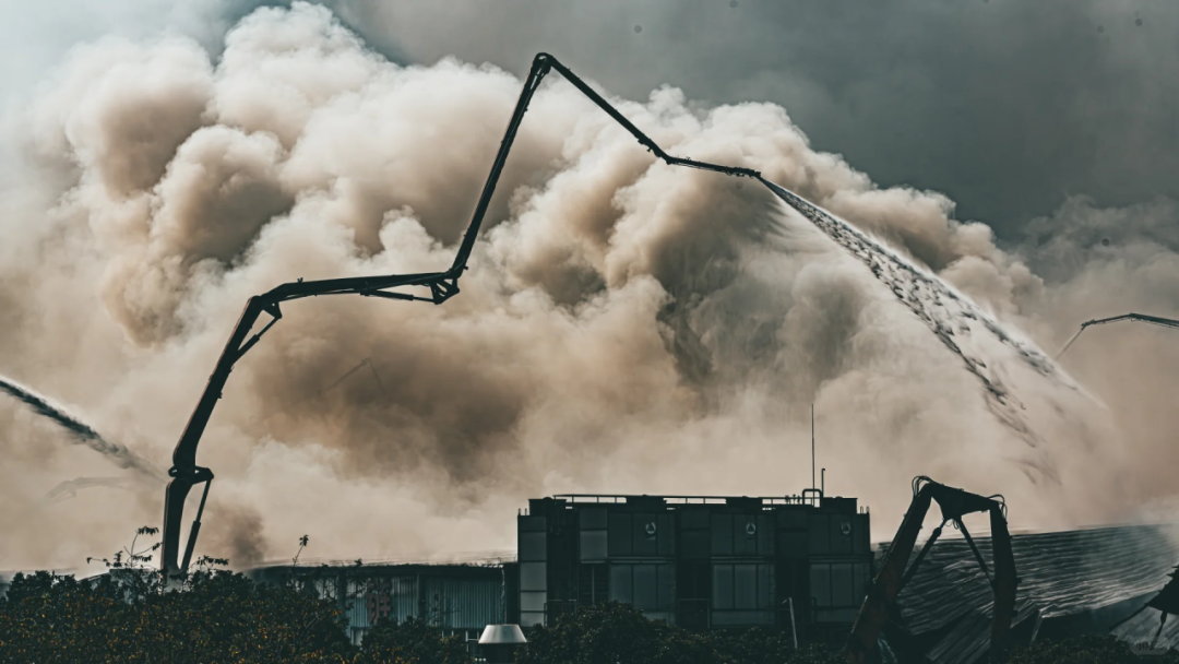 凌晨大火吞噬上海两万平冷库，行业安全警钟再响(图2)