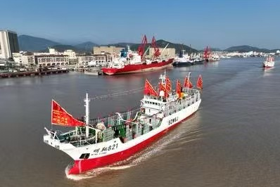 养殖鱼首次超过野生捕捞，全球海鲜产量创纪录达到1.882亿吨(图1)